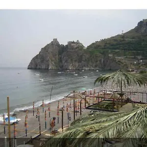 La Grotta SantʼAlessio Siculo